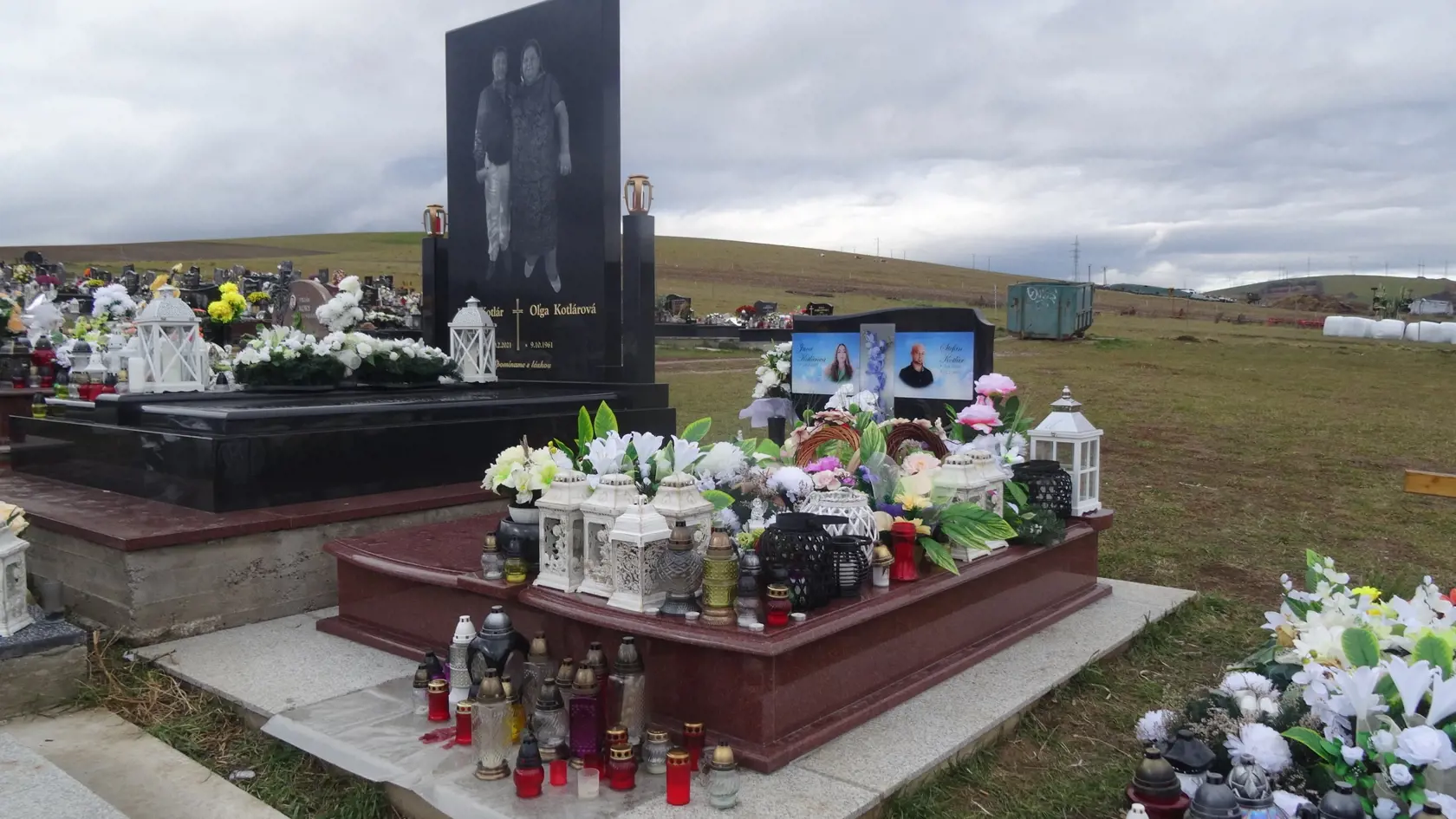 Tento zvláštny hrob na smižanskom cintoríne patrí páru. Muž už zomrel, žena ešte žije. Vedľa neho je ďalší gýčový pomník. Postavili ho bez povolenia ako druhý v poradí .