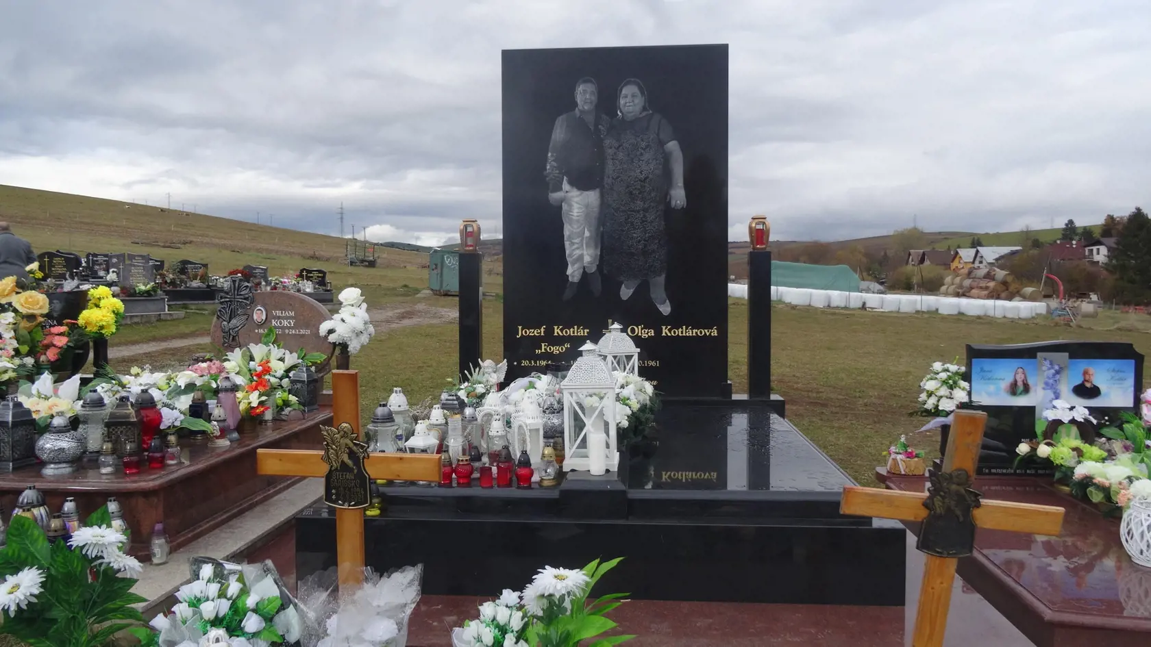 Dva gýče vedľa seba, takto nám predstavili Smižanci dva podivné náhrobné kamene postavené v tesnej blízkosti.
