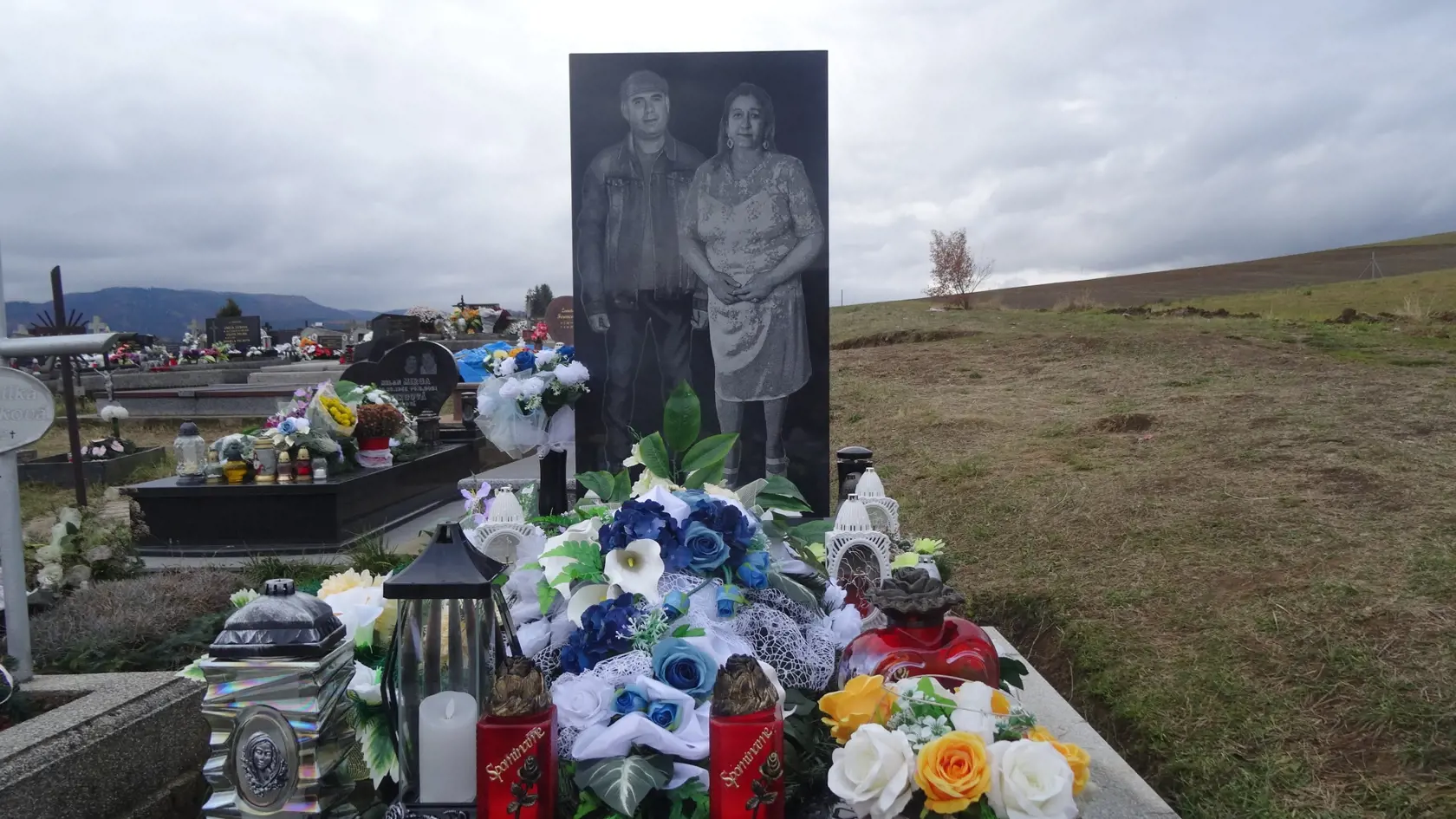 Tento náhrobok bol v Smižanoch prvý svojho druhu. Sú na ňom vyobrazené dve osoby v nadľudskej veľkosti. V decembri obec chystá prijať novelu nariadenia, ktoré by nepovoľovalo stavať takéto opachy.