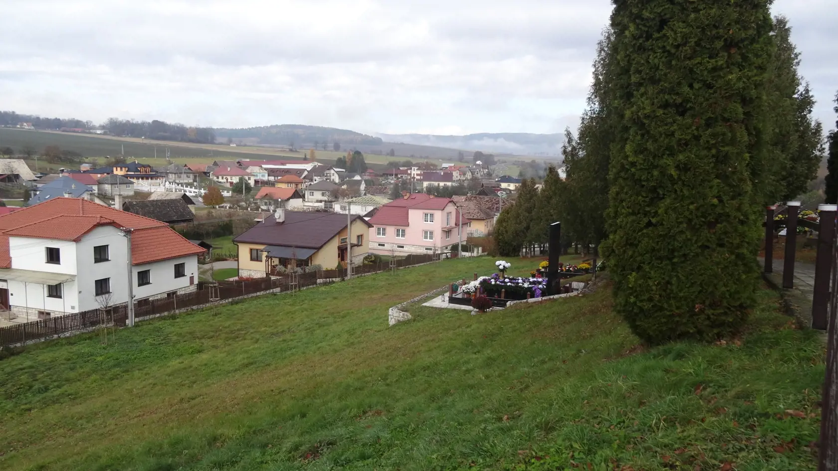 Pohľad na hrob bývalého starostu zo Žehry Jozefa Mižigára, ktorý spustil lavínu budovania gigantických mohýl. Hrob stojí na pozemku, ktorý nie je súčasťou cintorína. Vedľa neho pribudol ďalší hrob. Miestni tvrdia, že príbuzní nemali povolenie.
