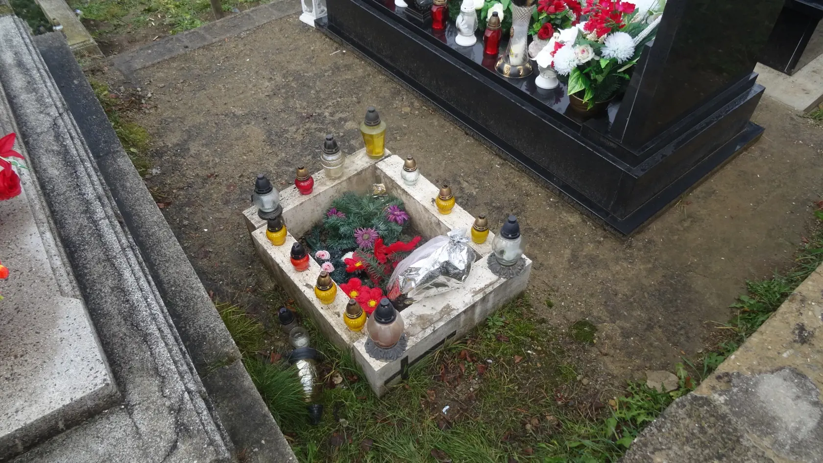 Na cintoríne v Žehre sú aj veľmi chudobné hroby.