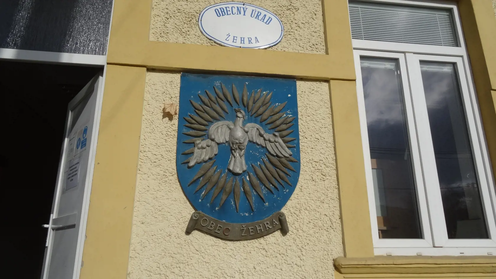 Starosta sa k téme náhrobkov nechcel vyjadrovať,vraj má veľa práce. Domáci nám prezradili, že aj on dal postaviť nebohej manželke takúto opachu.