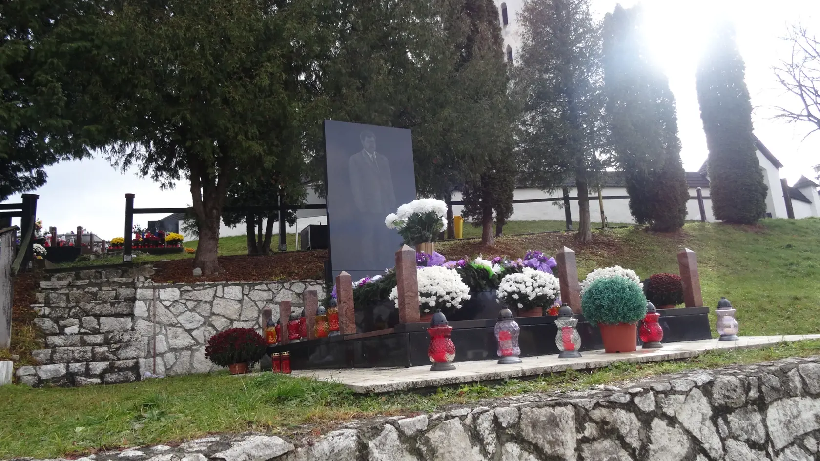 Tento hrob bývalého starostu zo Žehry Jozefa Mižigára spustil lavínu budovania gigantických mohýl. Hrob okrem toho stojí na pozemku, ktorý nie je súčasťou cintorínskeho pozemku.