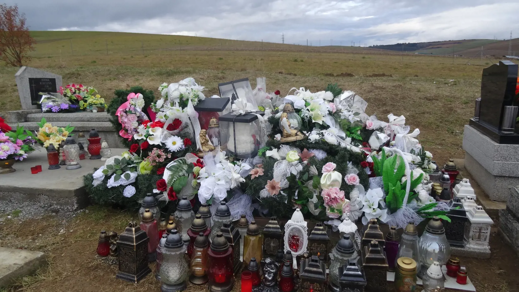 Na cintoríne v Smižanoch je pochovaná 17-ročná dievčina, ktorá zomrela pri pôrode, Jej hrob je zasypaný hračkami, cukríkmi, umelými kvetmi, vencami a množstvom kahancov a sviec,