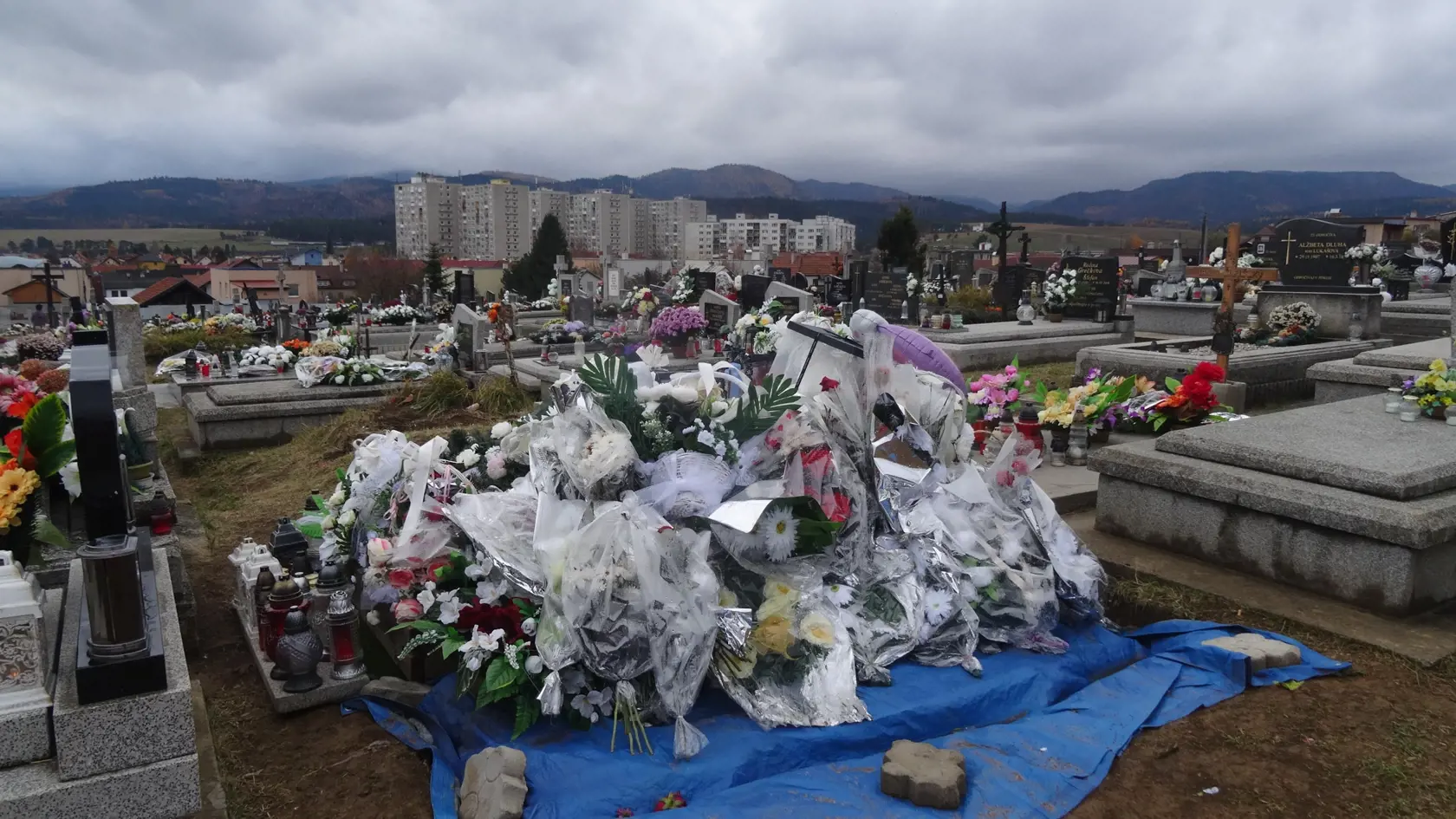 Na cintoríne v Smižanoch je pochovaná 17-ročná dievčina, ktorá zomrela pri pôrode, Jej hrob je zasypaný hračkami, cukríkmi, umelými kvetmi, vencami a množstvom kahancov a sviec,
