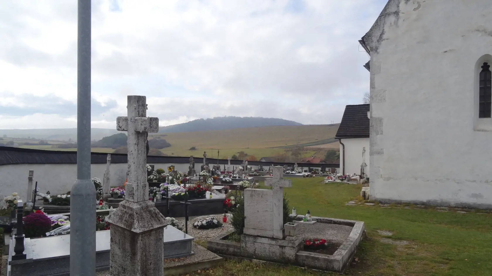 Cintorín v Žehre za kostolným múrom je klasické miesto posledného odpočinku s hrobmi a náhrobkami bežnej veľkosti.