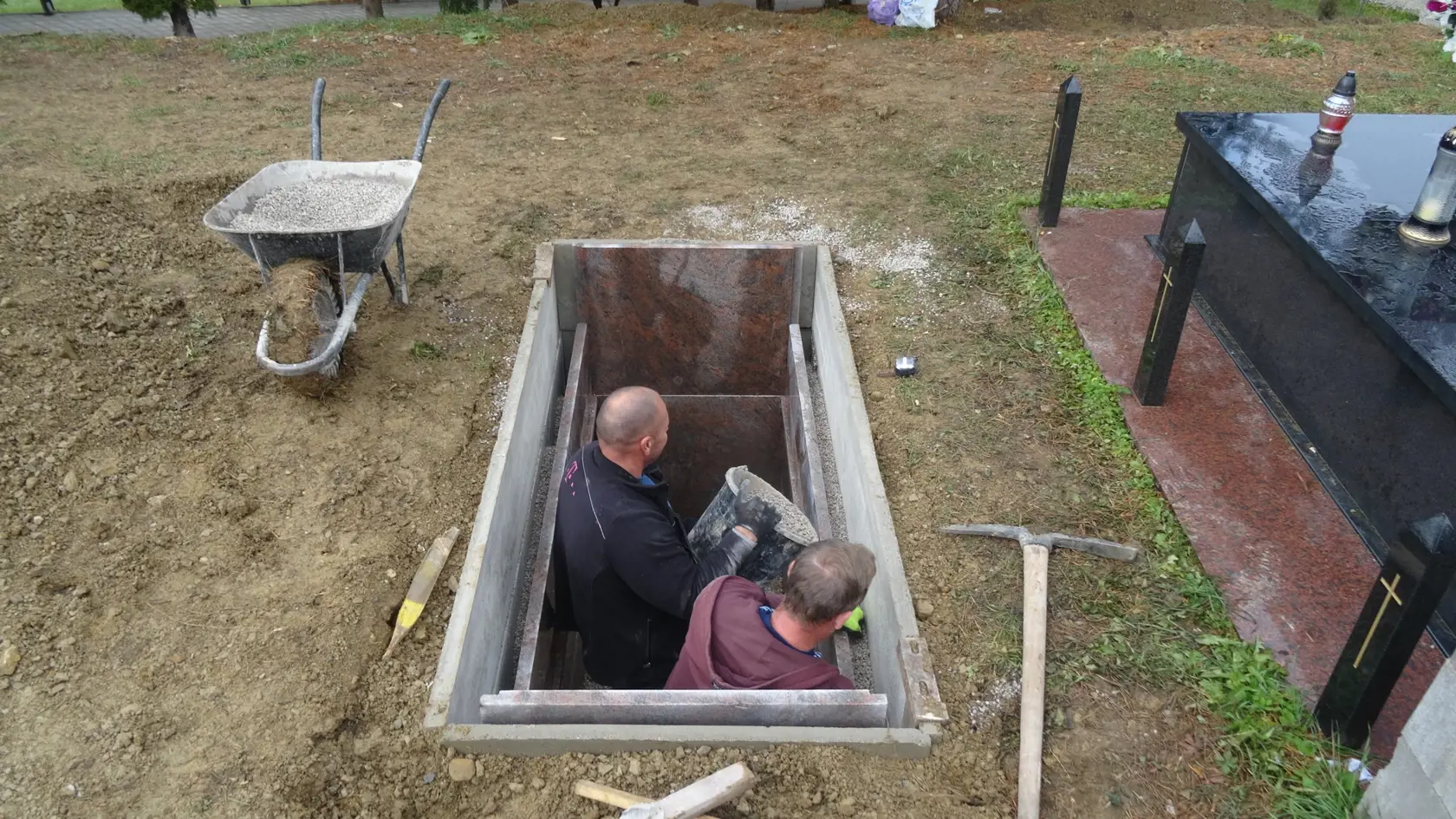 Novinkou v Žehre je vykladanie vnútra hrobu mramorom. Nikto ho neuvidí, keďže hrob zasypú hlinou, ale Rómovia to napriek tomu požadujú a peniaze na tento účel neľutujú.