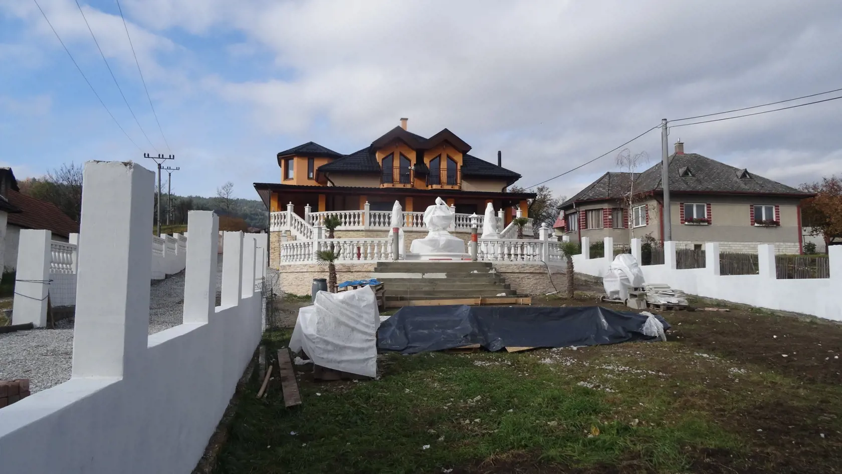 V Žehre si Rómovia budujú aj takéto zvláštne domy s velikánskym schodiskom a fontánou. Na otázku kde pracujú majitelia nám miestni prezradili, že sú to "bankári", ktorí požičiavajú osadníkom peniaze