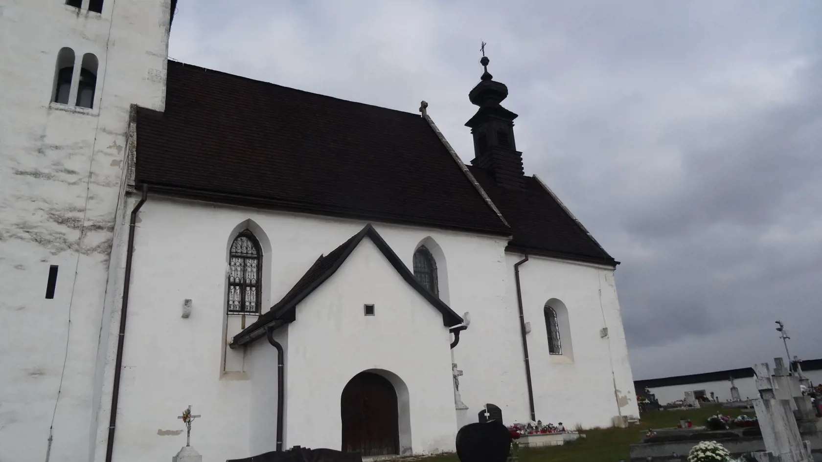 Našťastie Kostol svätého Ducha je oddelený od obecného cintorína múrom, kde je cirkevný cintorín. Tam nie je prípustné pochovať nikoho bez súhlasu miestneho farára ani budovať gýčové pomníky.