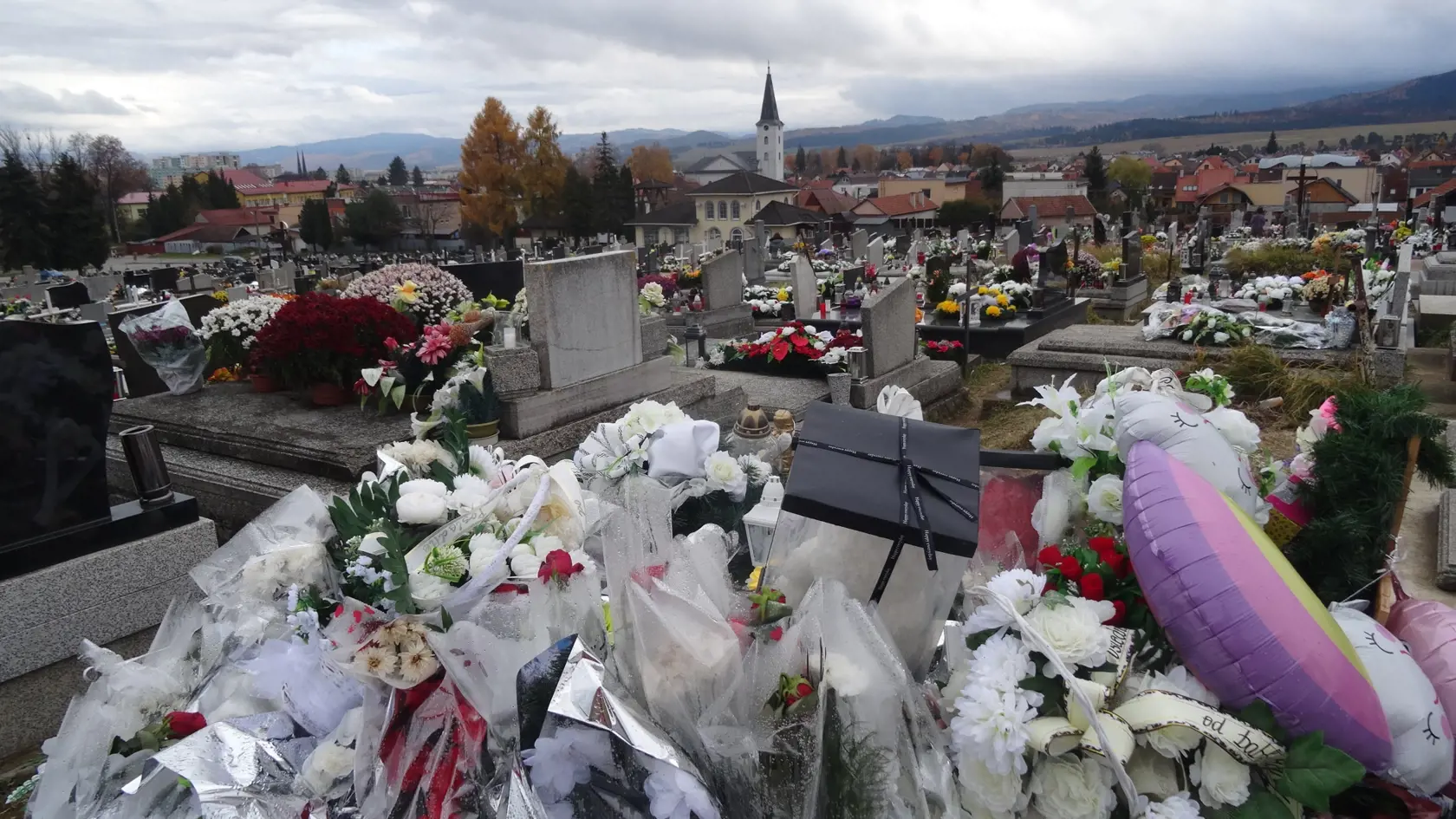 Na cintoríne v Smižanoch je pochovaná 17-ročná dievčina, ktorá zomrela pri pôrode, Jej hrob je zasypaný hračkami, cukríkmi, umelými kvetmi, vencami a množstvom kahancov a sviec,