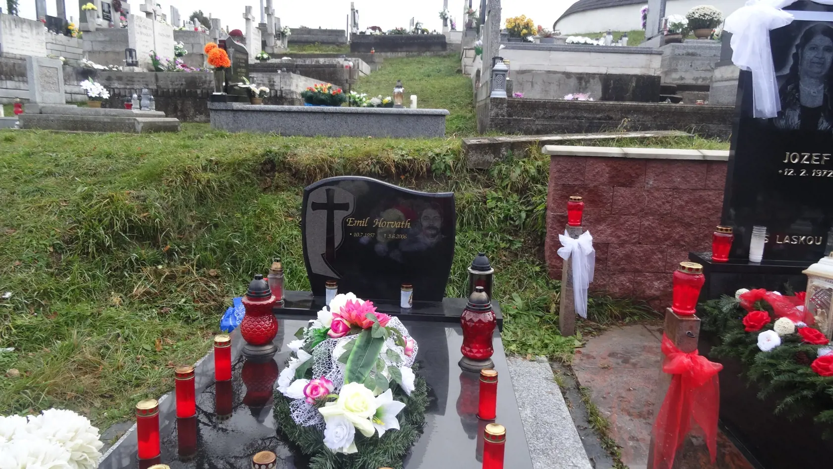Hroby v Žehre boli plné plastových sviečok  akahancov.