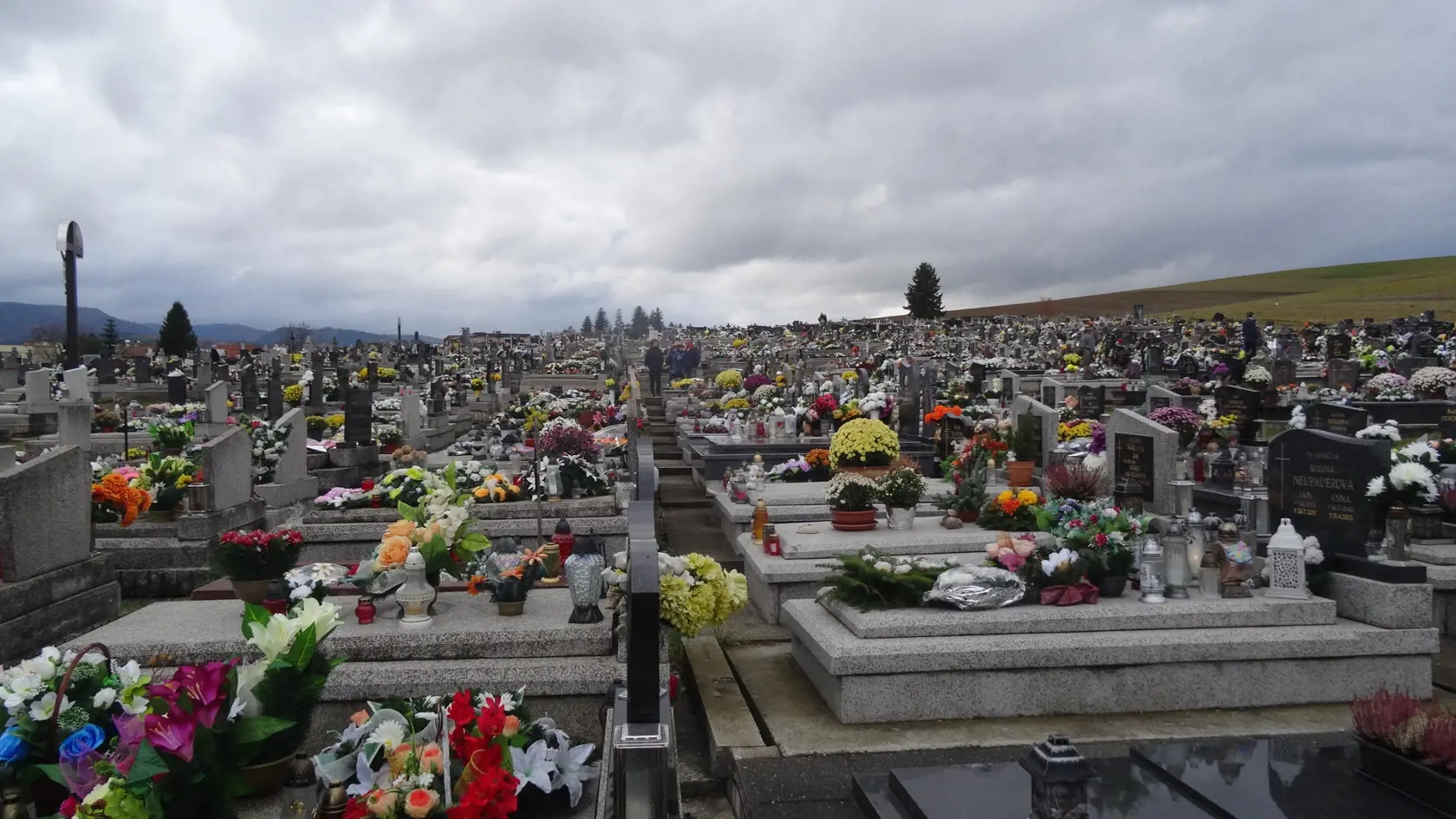 Kolorit cintorína v Smižanoch narušila výstavba gigantických náhrobkov.