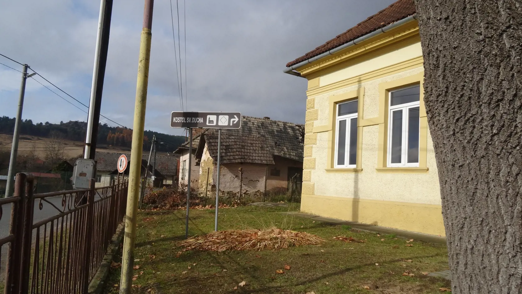 Pri obecnom úrade v Žehre je tabuľa, ktorá naviguje návštevníkov ku Kostolu Svätého Ducha.