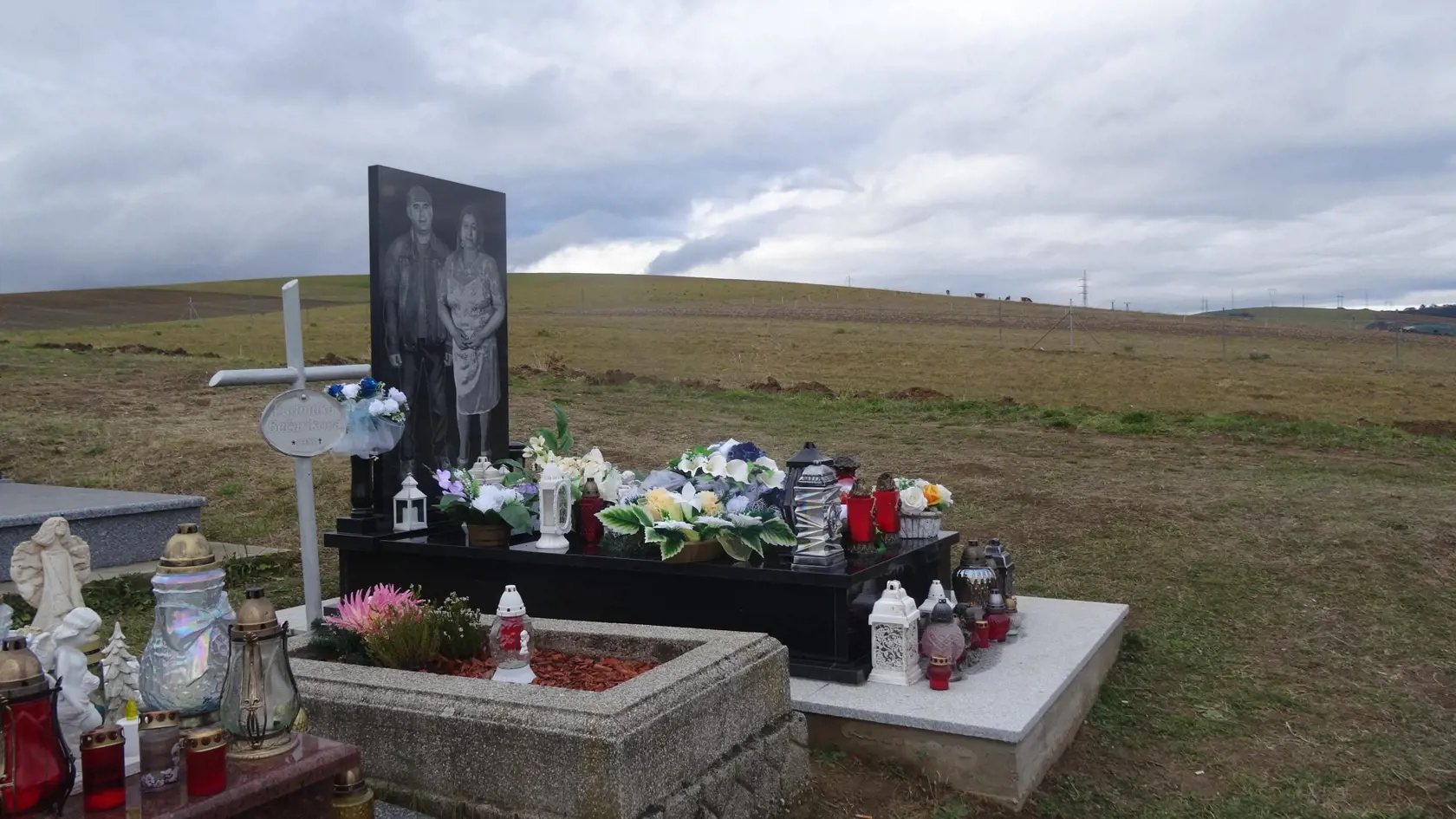 Tento obrovský náhrobok sa objavil v Smižanoch na cintoríne ako prvý.