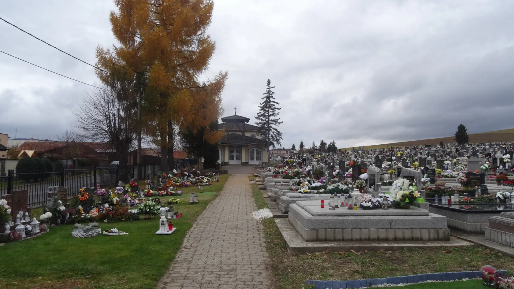 Cintorín v Smižanoch pôsobí zatiaľ pekne, V hornej časti narušili jeho kolorit obrovské náhrobné tabule.