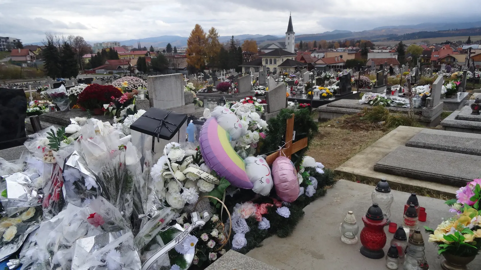 Na cintoríne v Smižanoch je pochovaná 17-ročná dievčina, ktorá zomrela pri pôrode, Jej hrob je zasypaný hračkami, cukríkmi, umelými kvetmi, vencami a množstvom kahancov a sviec,