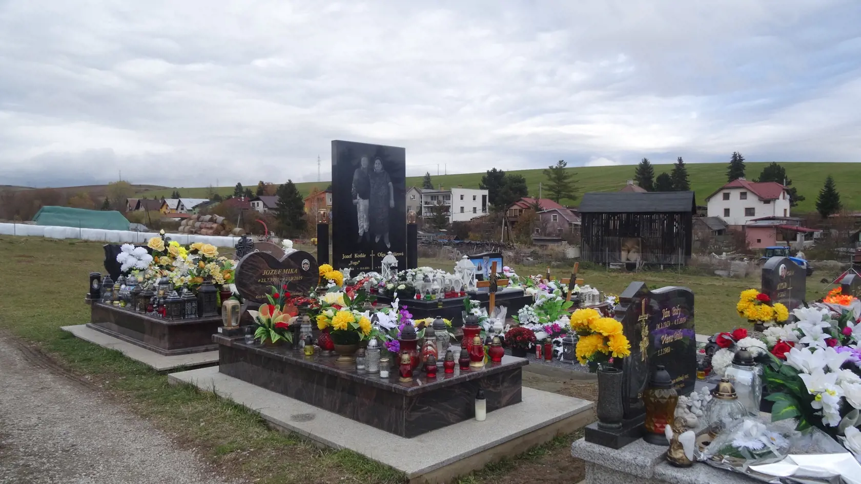 Smižany: Náhrobky si viditeľné zo všetkách strán.