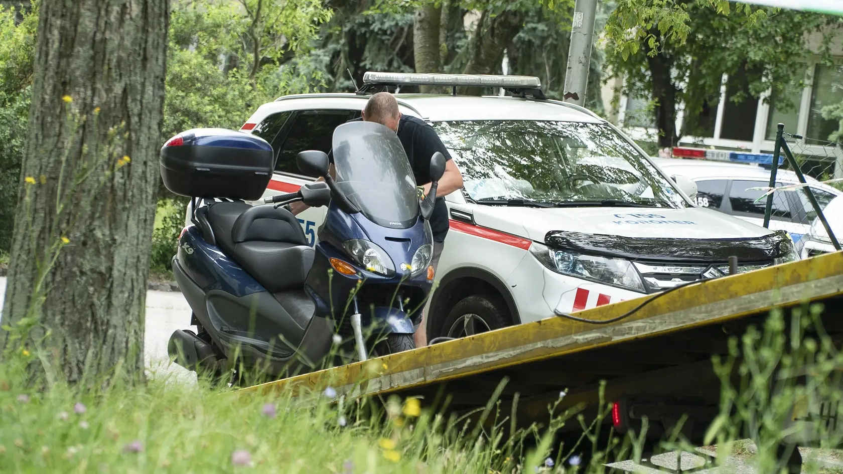 Podľa našich informácií má ísť údajne o študenta školy. Ku škole sa mal dostaviť na skútri, ktorý potom zaparkoval neďaleko budovy.