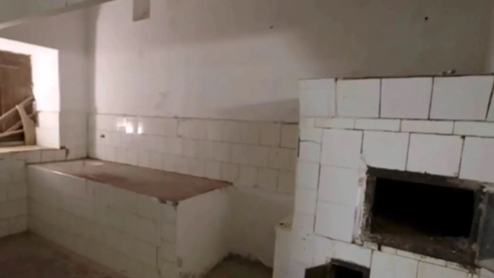 Vo vnútri strašidelného úkrytu je miestnosť s bielymi kachličkami, ktorá podľa súčasného obyvateľa Pedra Fumera vyzerá ako operačná sála, ktorá by sa dala použiť na plastickú chirurgiu.