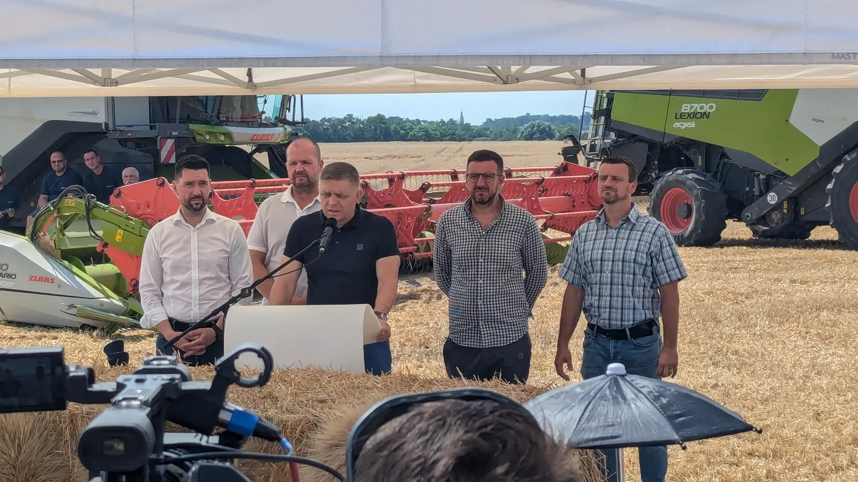 Tradícia. Politici pri žatve sú už jej symbolom, a to už od čias rakúsko-uhorskej monarchie.