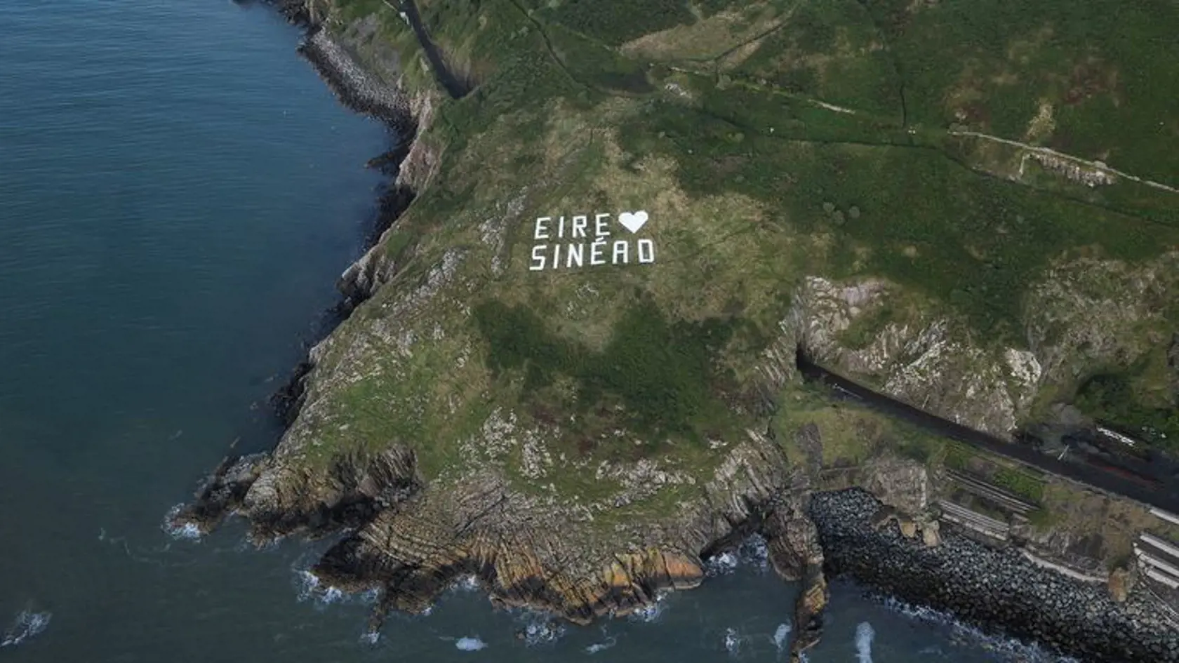 Pred pár dňami fanúšikovia jej milovaného Írska spravili dojemné gesto. Na kopci nad mestom Bray južne od Dublinu bol odhalený obrovský nápis Éire loves Sinéad (Írsko miluje Sinéad), so symbolom srdca. Miestni si tak uctili jej pamiatku najlepším možným a dojemným spôsobom.