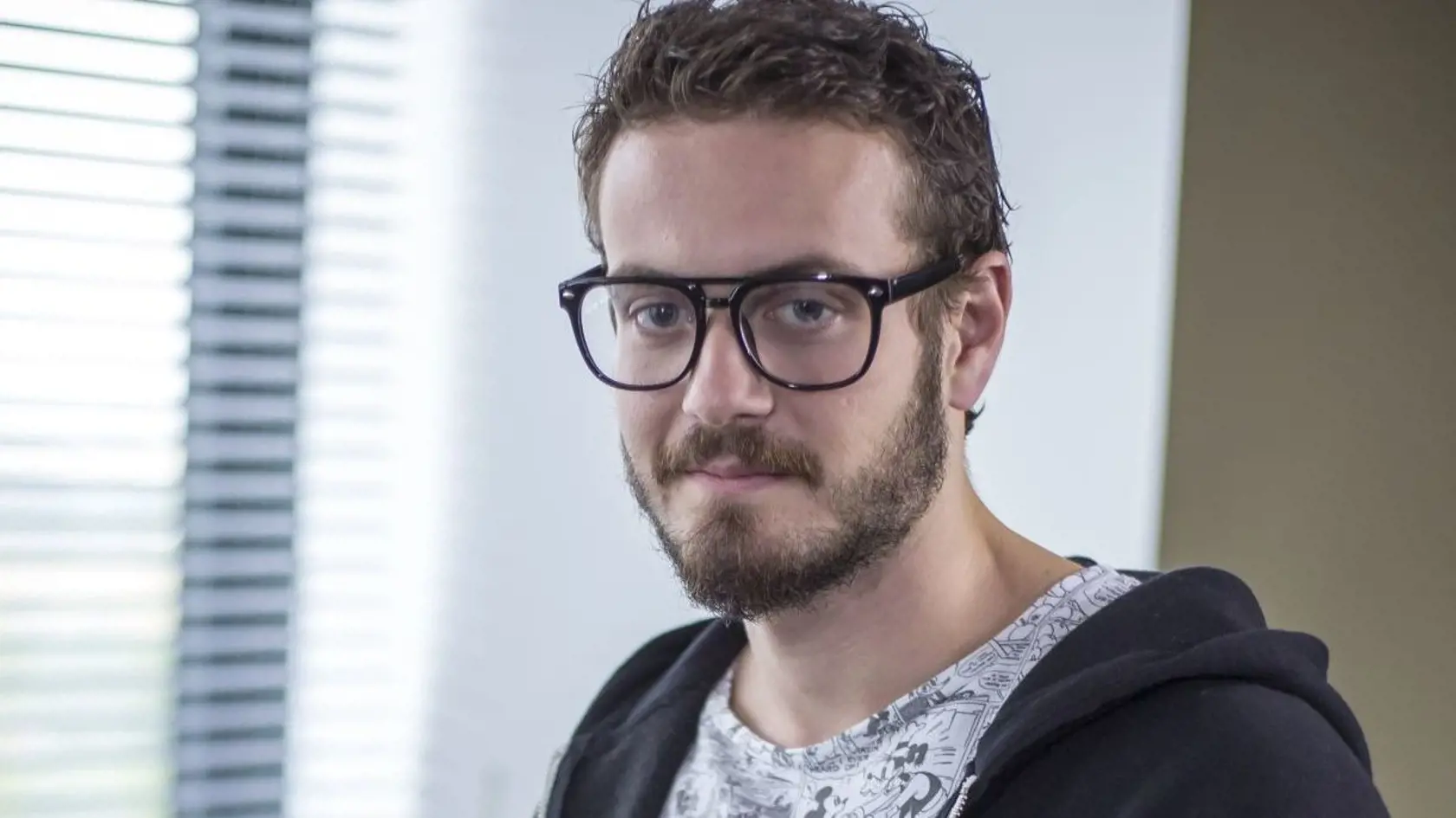 Herec Adam Jančina v seriáli Za sklom.