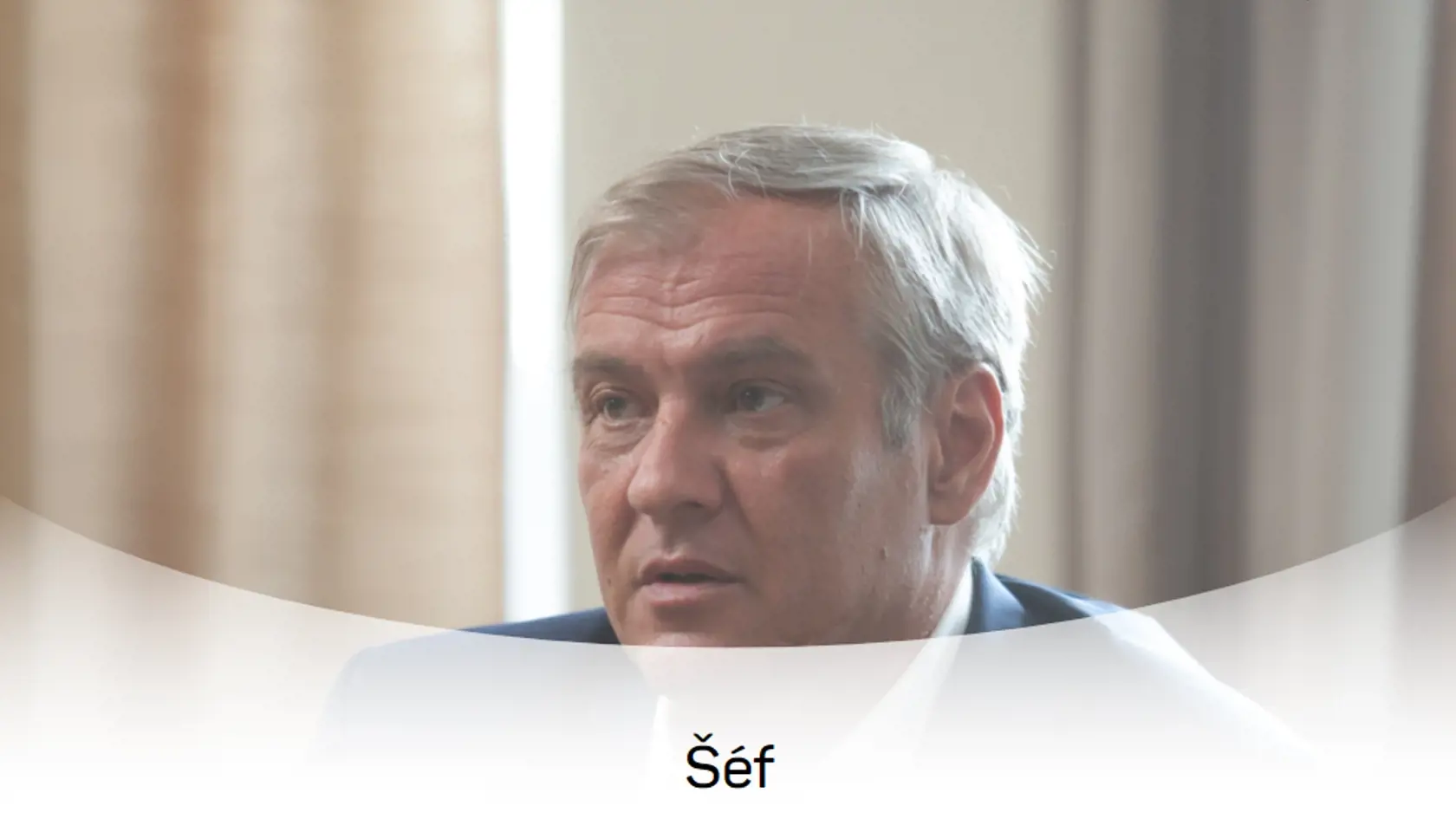 Roman Luknár v postave Šéfa.