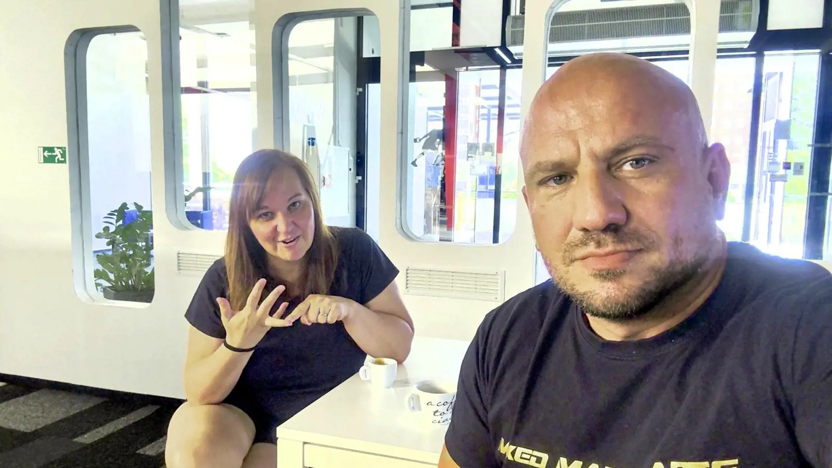 S trénerom Romanom sme si sadli, ale chápem, že to nie vždy vyjde, preto hľadajte skupinové cvičenia alebo jednoducho cvičte doma podľa videí, skúšajte, čo vám vyhovuje najviac.