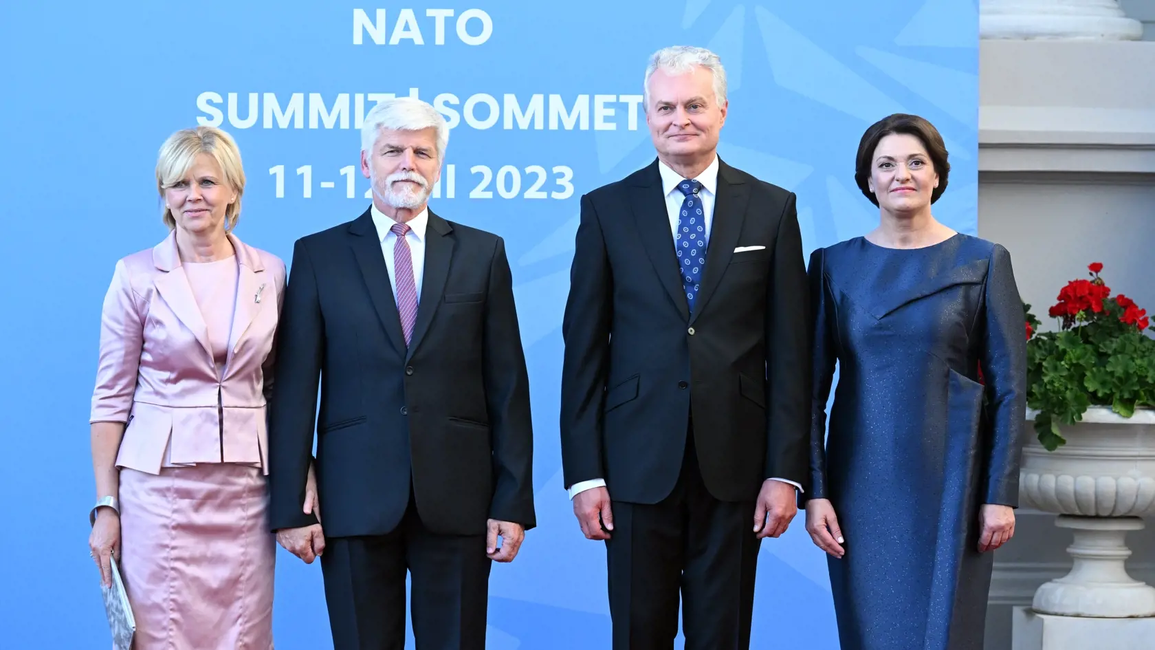 Medzi prítomnými prvými dámami na Summite NATO bola Eva Pavlová naozaj neprehliadnuteľná a vyzerala skutočne dokonale. Ružový kostým so sukňou doplnila vkusnou puzdrovou kabelkou.