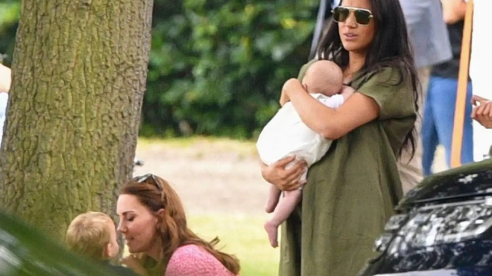 Meghan nedokáže poriadne držať svojho syna Archieho.