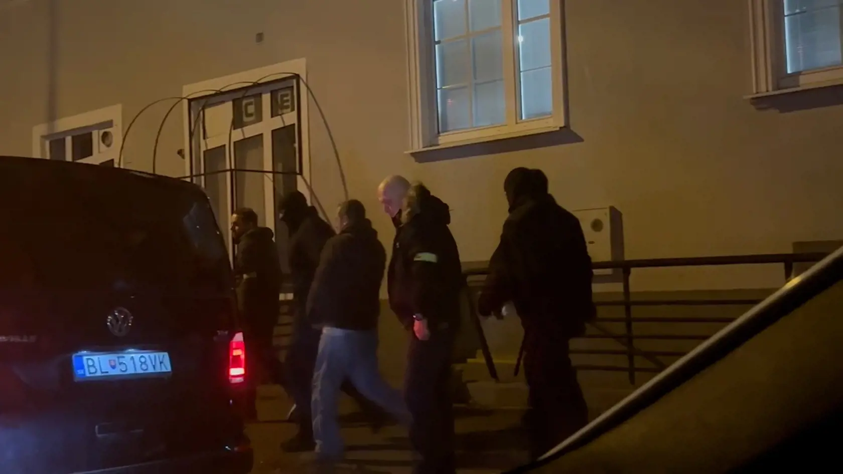Na mieste sa zdržal niekoľko minút. Napokon ho v putách naložila polícia do čiernej dodávky a odišli s ním preč.