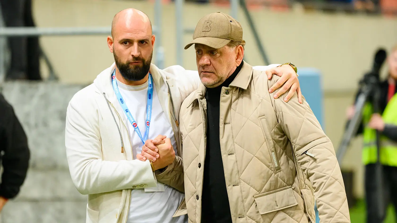Tréner ŠK Slovan Bratislava Vladimír Weiss, (vpravo) a Ivan Kmotrík.