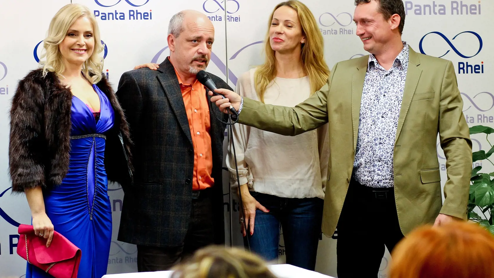 Na snimke zlava herecka Zuzana Vackova, herec Matej Landl, herecka Diana Morova a moderator Marcel Forgac pocas krstu novej knizky poviedok slovenskej spisovatelky Evy Urbanikovej s nazvom Sex a ine city 3.