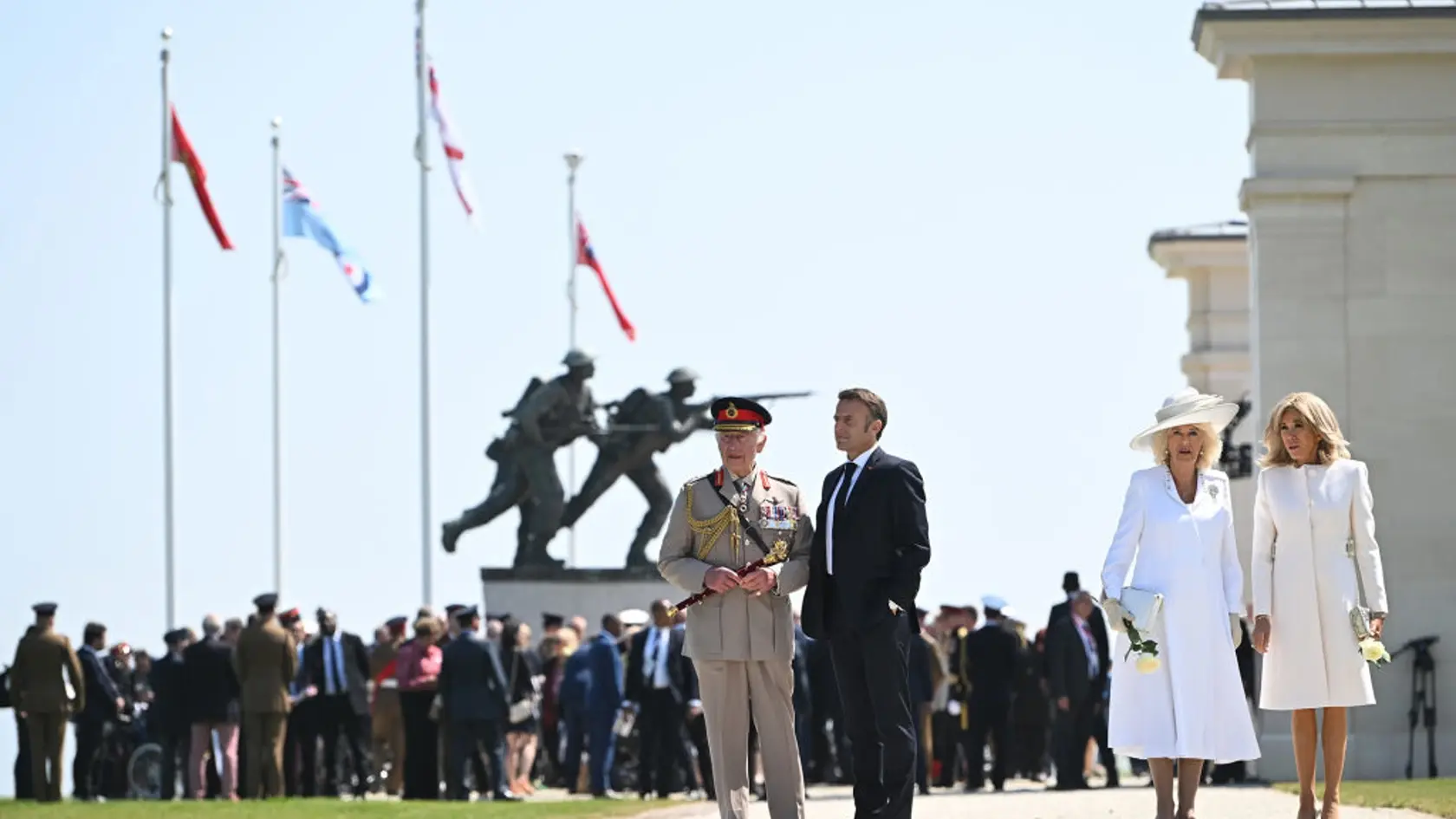 Francúzsky prezident Emmanuel Marcon s prvou dámou Brigitte si spoločne s britským kráľom Karolom III. a kráľovnou Kamilou pripomenuli 80. výročie vylodenia v Normandii. Brigitte s Kamilou sa zladili do bielych šiat.