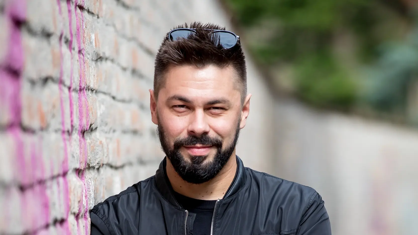 Adam Ďurica je mimoriadne obľúbený spevák. Hity ako Neľutujem či Holubička pozná hádam úplne každý...