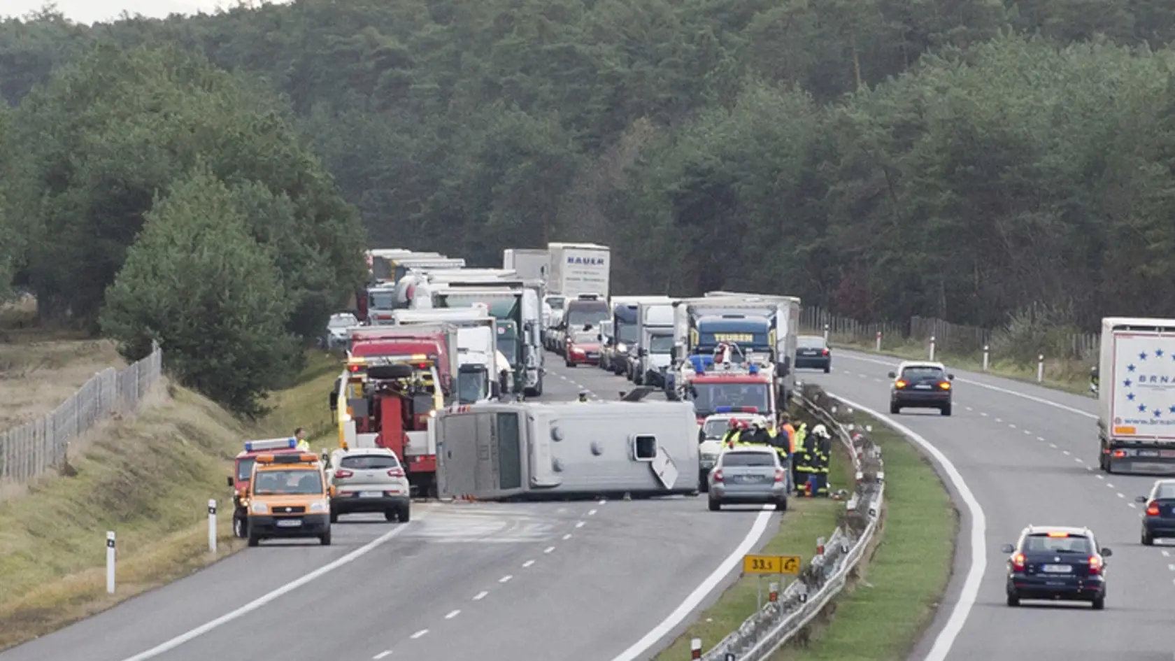 V pondelok ráno sa na diaľnici D2 asi päť kilometrov pred Malackami v smere z Bratislavy prevrátil autobus.