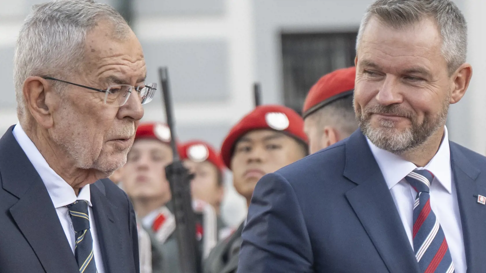 Na snímke vpravo prezident SR Peter Pellegrini a vľavo rakúsky spolkový prezident Alexander Van der Bellen počas oficiálnej návštevy Rakúska 11. septembra 2024 vo Viedni.