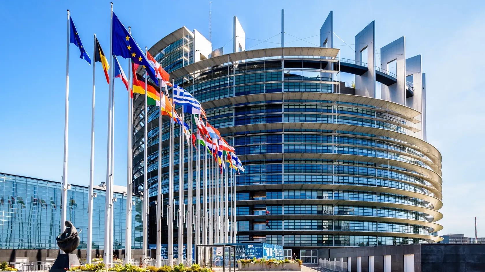 Práca europoslanca prináša výhody, ale má aj tienisté stránky.