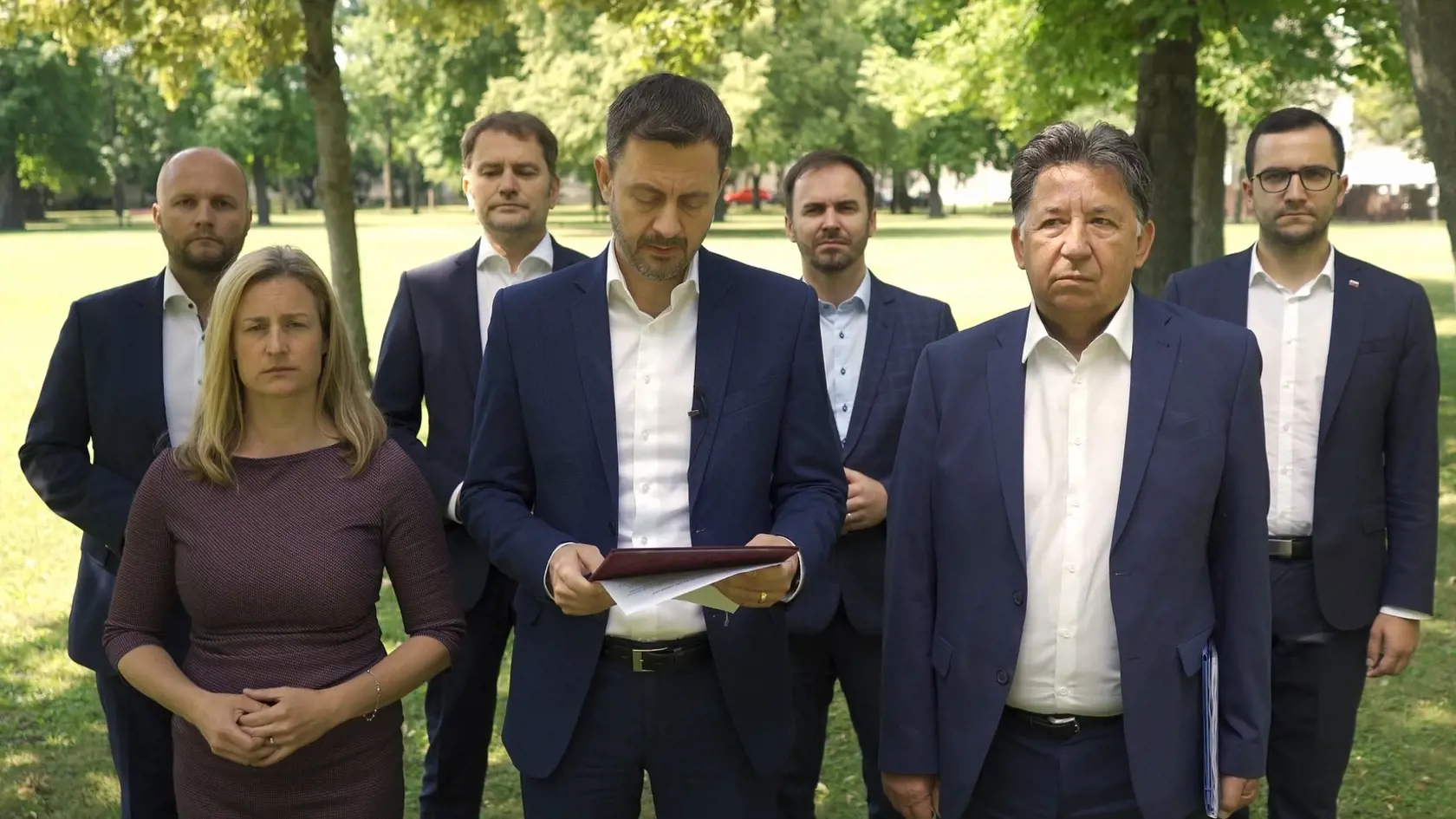 Igor Matovič pri zmienke o osobných útokoch, ktoré sa bezpochyby týkajú jeho, sklopil zrak a pozrel sa smerom doprava.