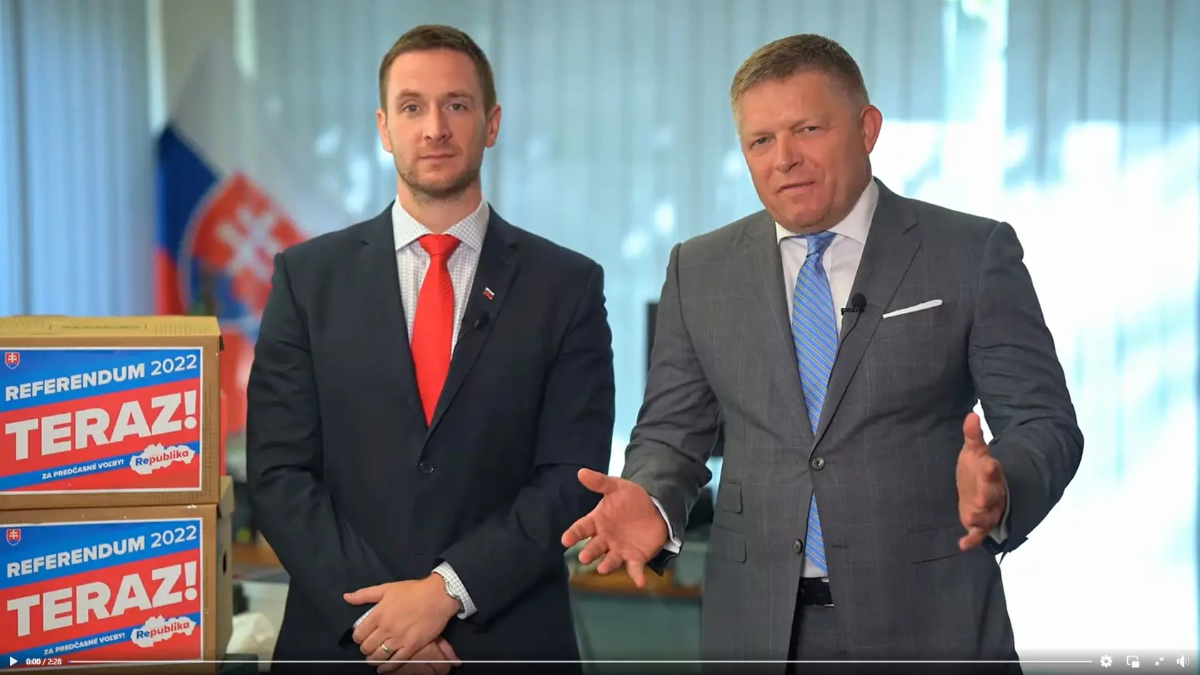 Spolupráca: Smeru pomáhalo zbierať podpisy za referendum o predčasných voľbách aj mimoparlamentné hnutie Republika. Šéfovia strán Robert Fico a Milan Uhrík si preto na znak úspešnej spolupráce podali vo videu ruky. Všimnite si zladené kravaty s referendovými škatuľmi aj ich rovnaké založenie rúk.