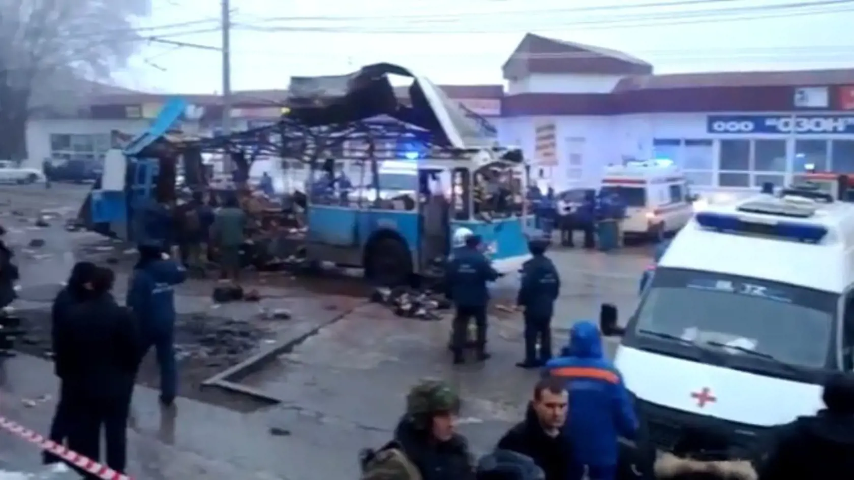 Bomba trolejbus úplne zničila.