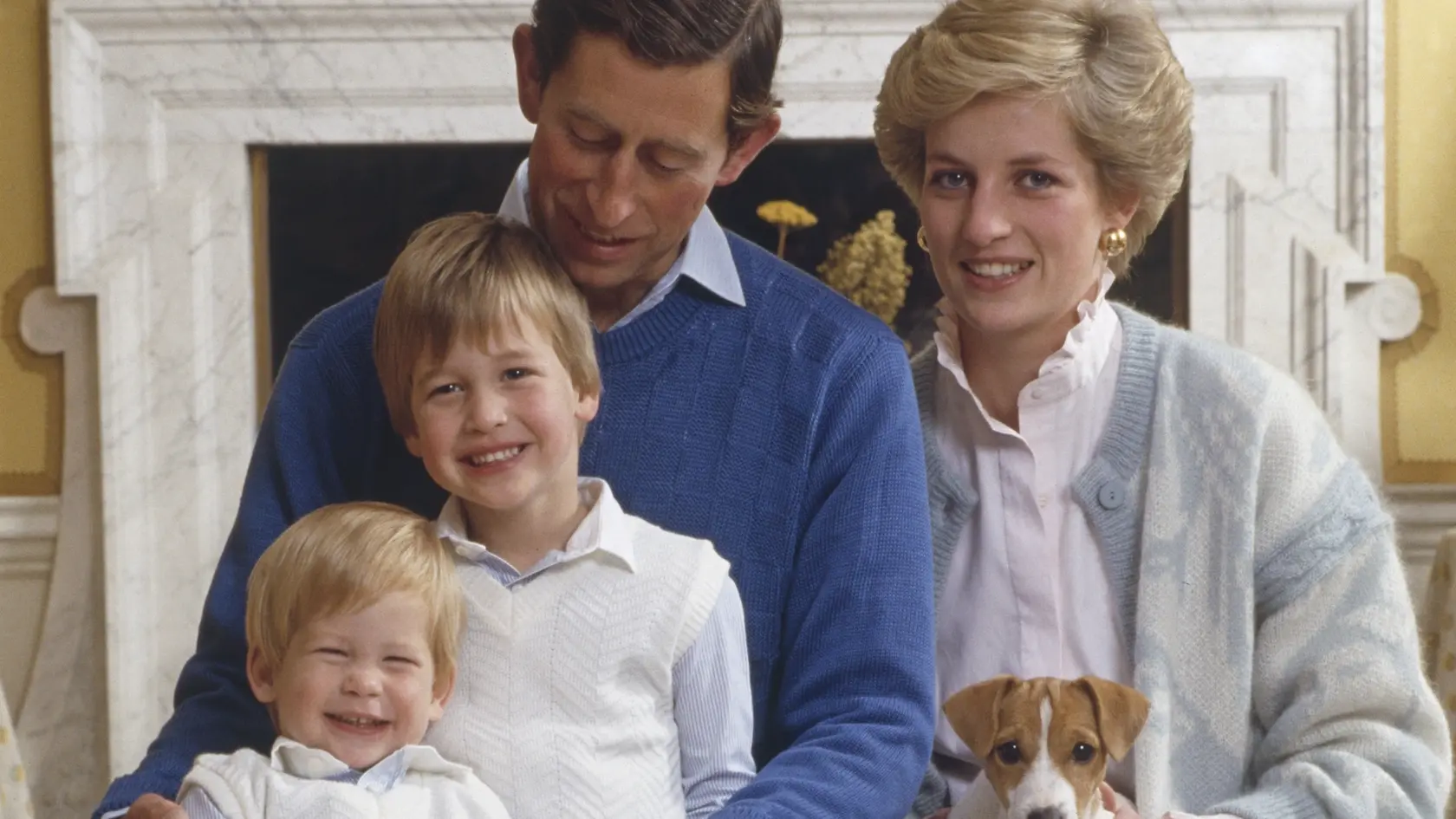 Princovia Harry a William spolu so svojimi rodičmi, budúcim kráľom Charlesom a jeho vtedajšou manželkou princeznou Dianou.