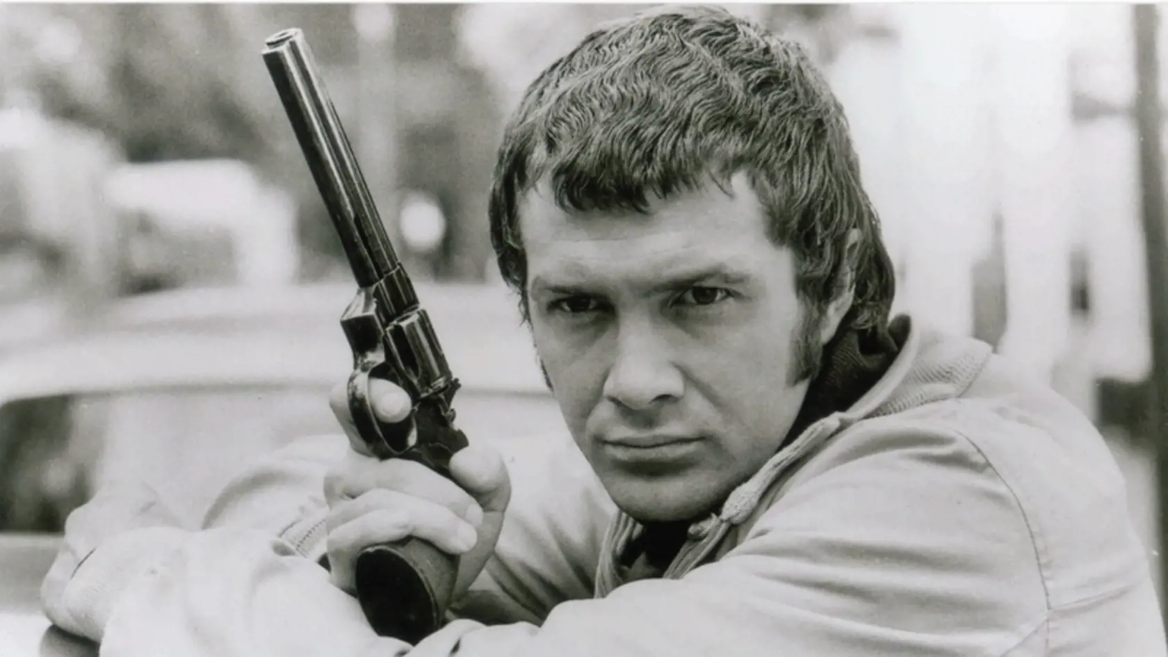 Lewis Collins alias William Bodie zo seriálu Profesionáli podľahol rakovine vo veku 67 rokov.