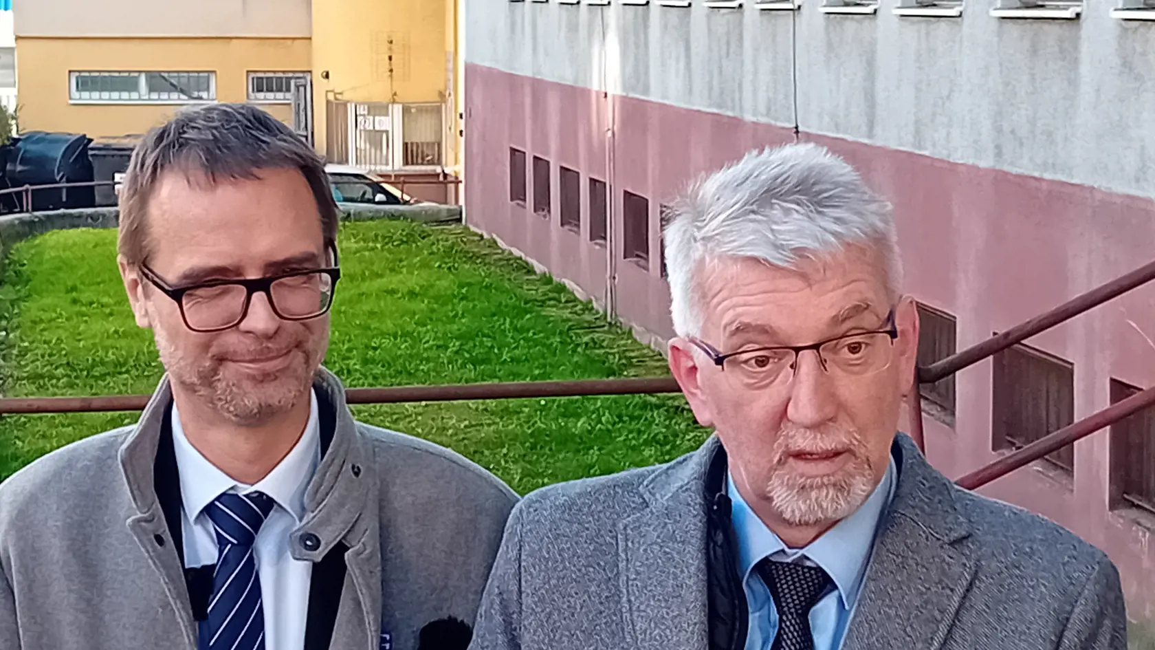 Poslanec Tomáš Szalay a jeho advokát Peter Kováč.