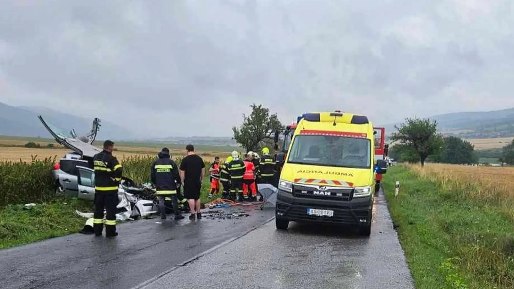 Čelnú zrážku pri Spišskom Bystrom neprežila 52-ročná žena.
