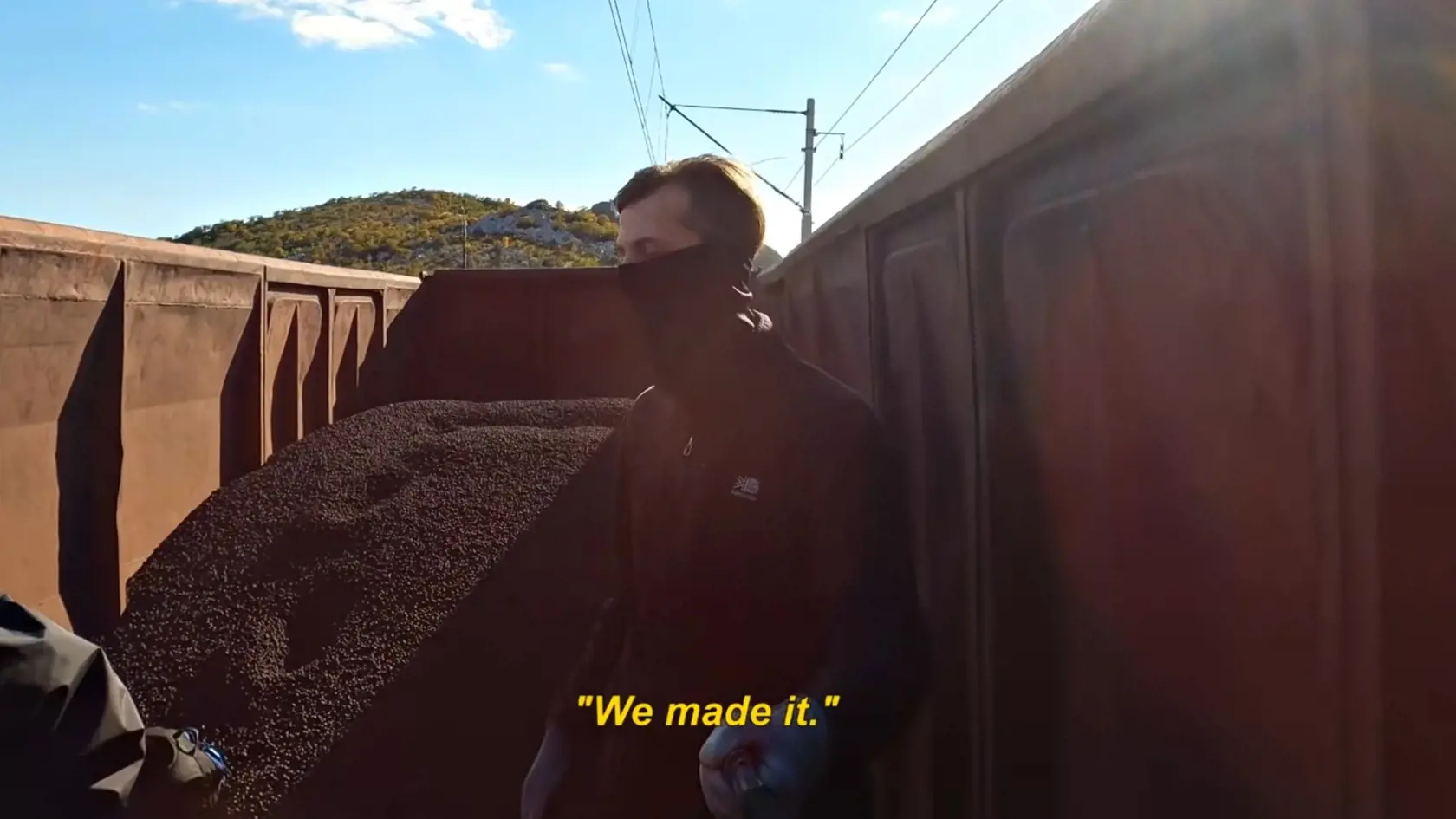 Trainsurfing je nebezpečný druh zábavy, ktorú si obľúbili mladí ľudia aj na Slovensku. Je to nie len veľmi nebezpečné no podľa slov polície taktiež nelegálne.
