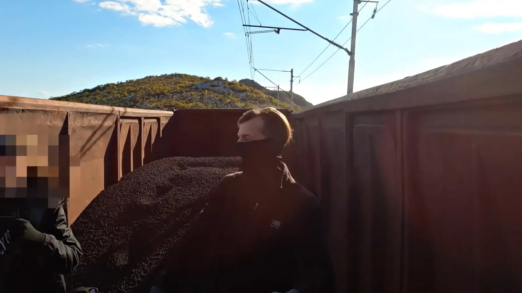 Nebezpečenstvo je pritom mimoriadne veľké. Trainsurferom totiž hrozí, že môžu v priebehu pár sekúnd prísť o život alebo môže dôjsť k odrezaniu končatín, či k zhoreniu.