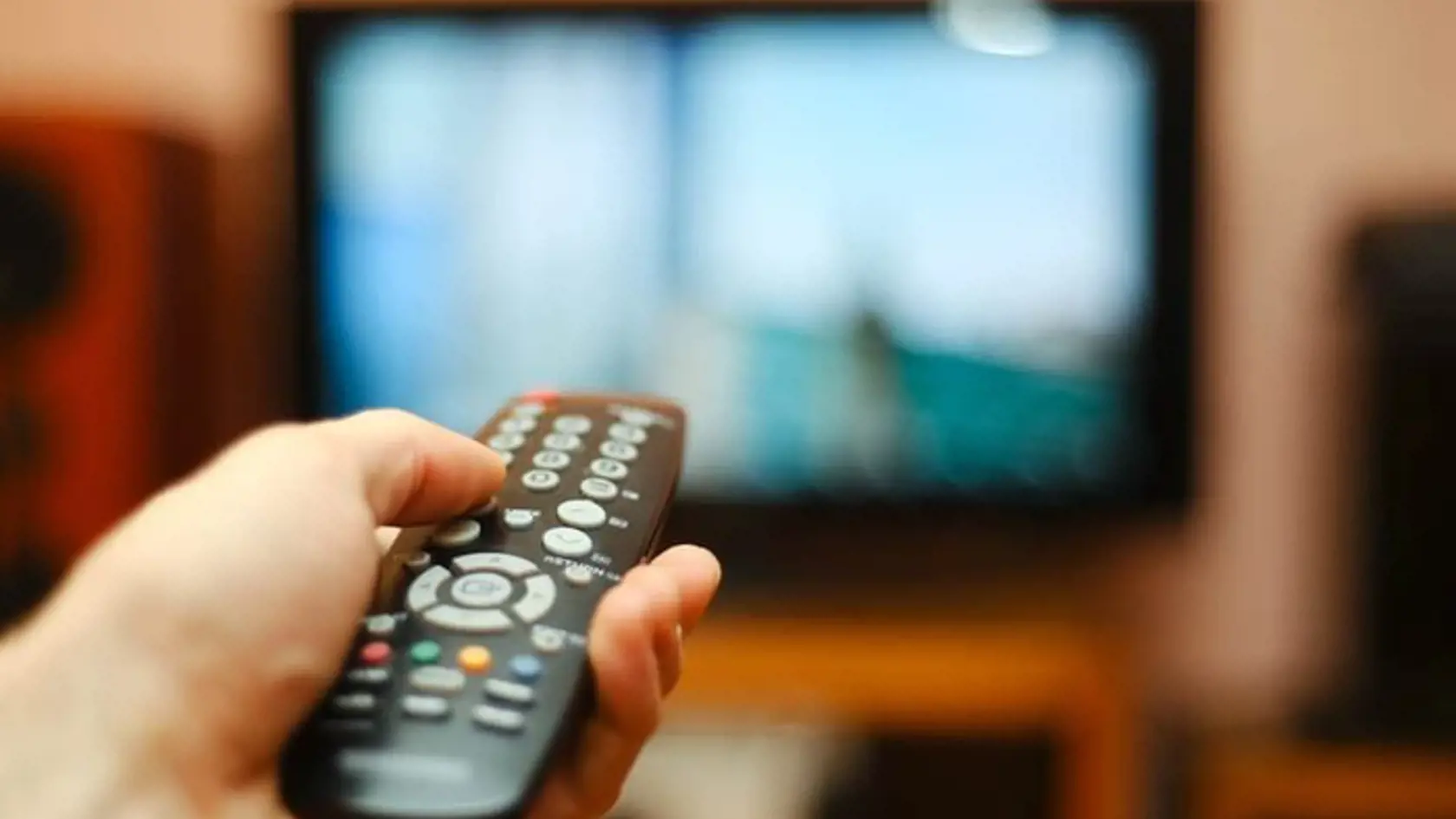 Sledovanie televízie. 