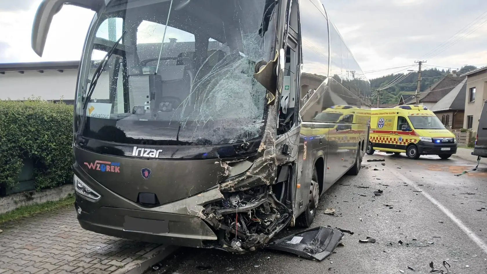 Dodávka, autobus a cyklista sa zrazili, dve osoby napokon skončili zranené.