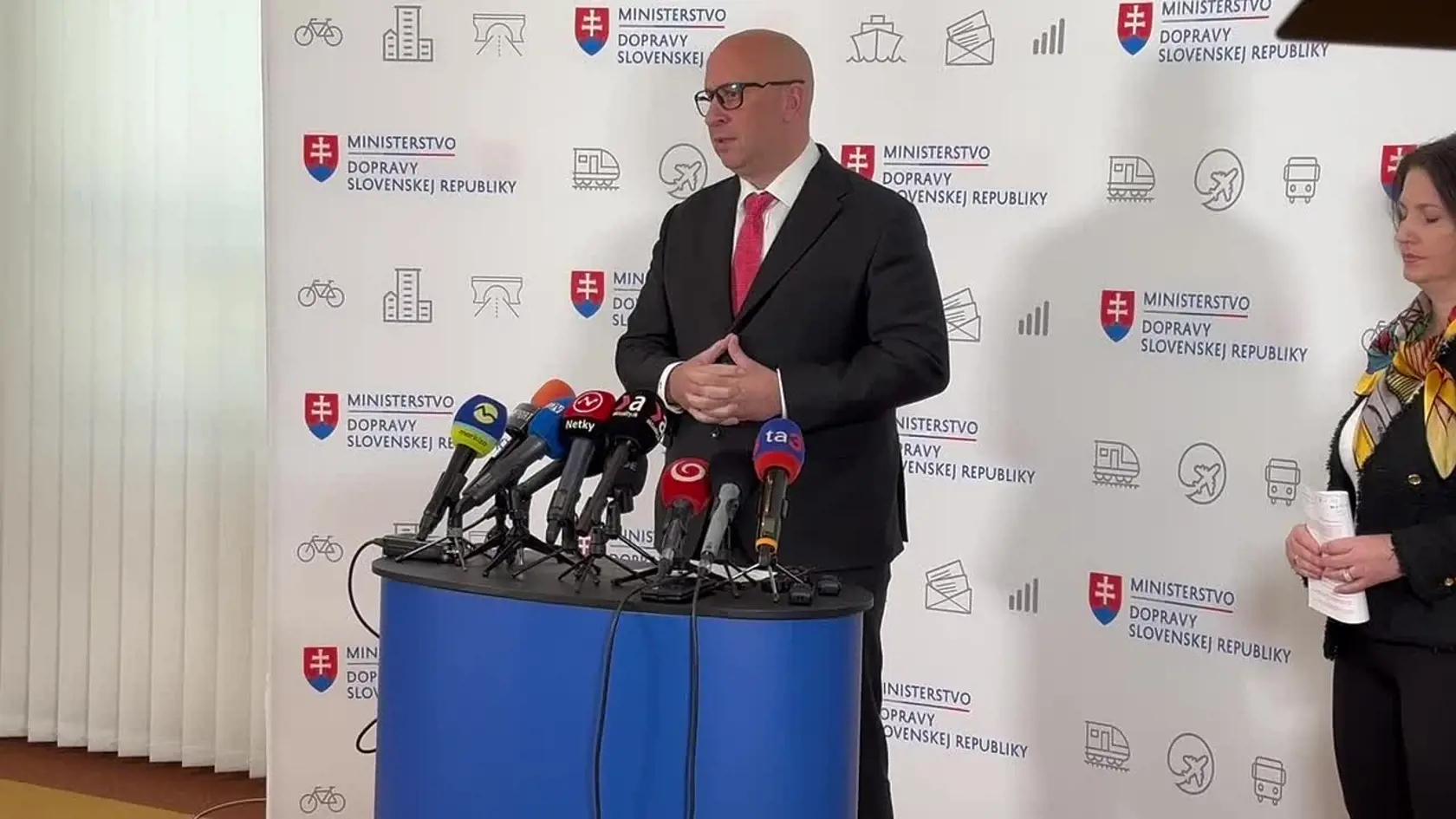 Menej administratívy, ale aj skrátenie lehôt prináša novela stavebného zákona z dielne ministerstva dopravy. Platiť začne od apríla. Minister dopravy Jozef Ráž ocenil fakt, že zaň zahlasovali aj niektorí opoziční poslanci.